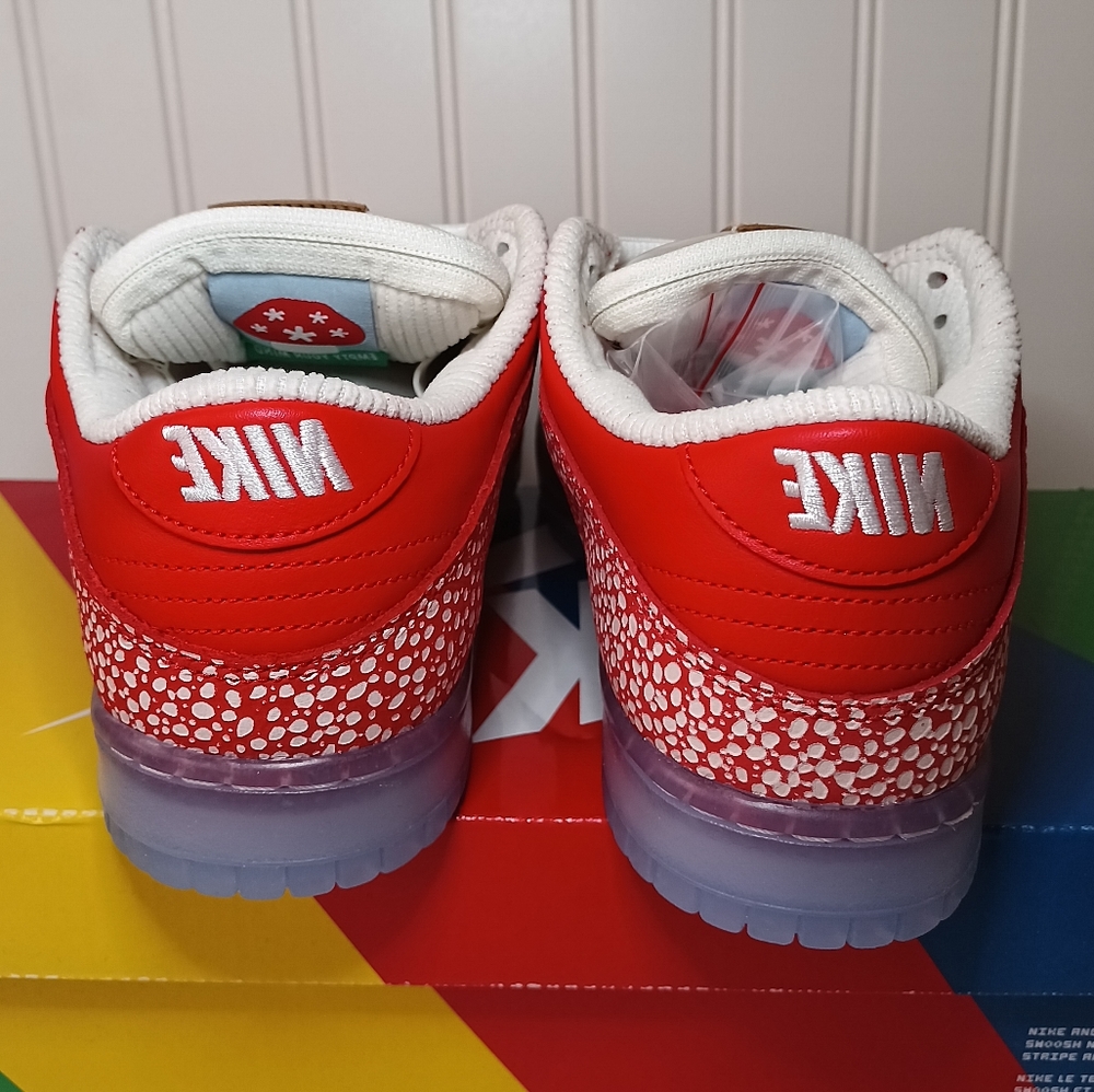 Nike Dunk SB Low Stingwater Magic Mushroom - Picture 5 of 11